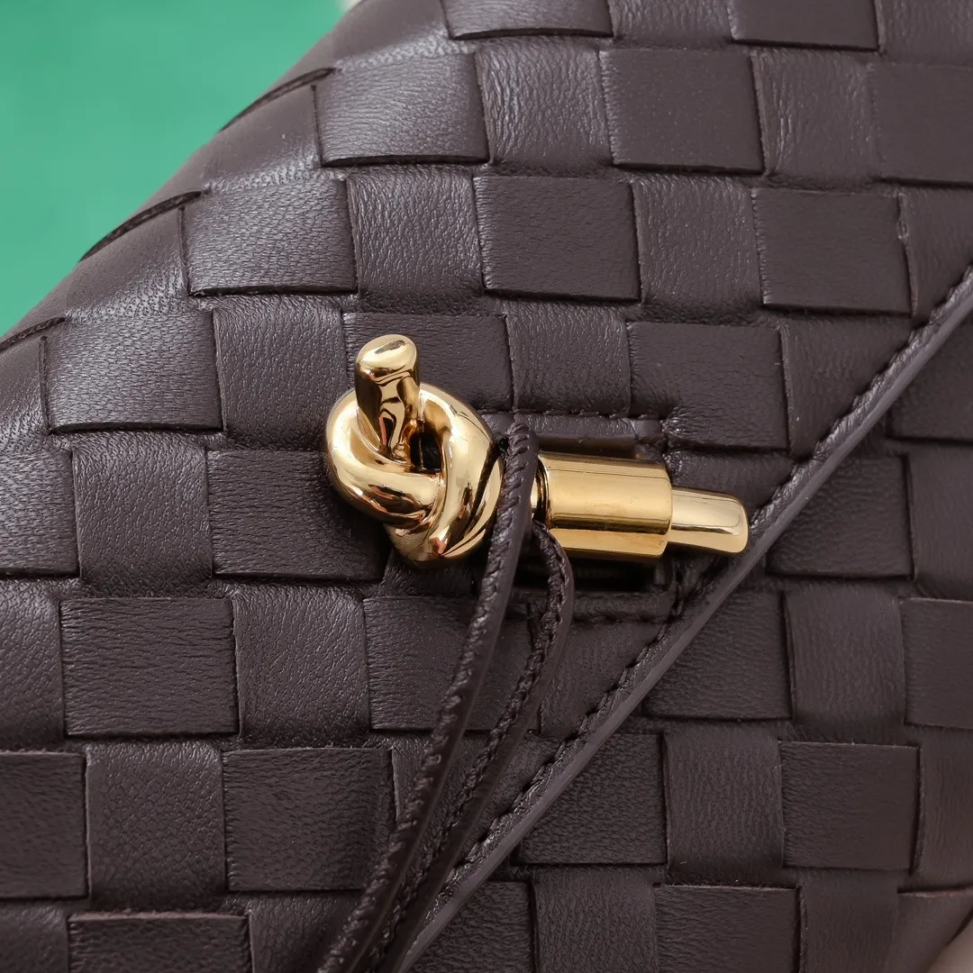 Batch 1160 BV Andiamo clutch wallet is super high-end🤎🤎How come the long clutch bag is so exquisite~ The braided style bag surface paired with all-copper hardware is really warm and high-end. The bag body is super light and can be grabbed easily! It can store a lot of small items and large mobile phones ~ very practical for daily use. Style number: 1504 Size: 19*11.5*3
